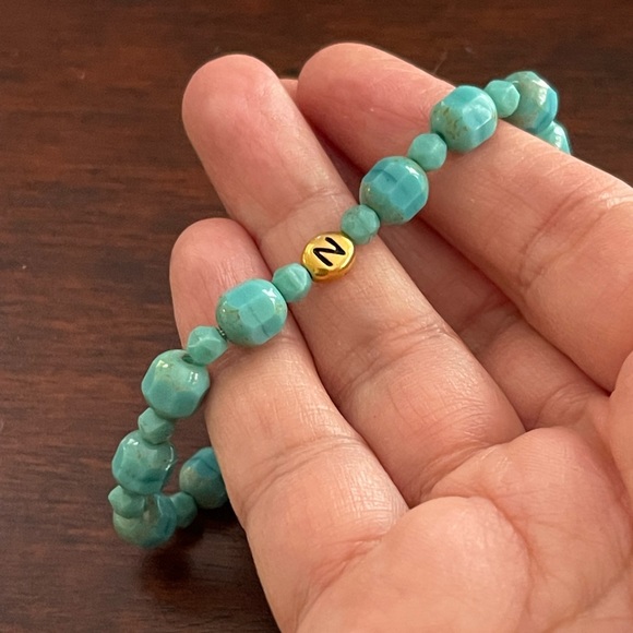 Initial N turquoise blue glass bead stretchy bangle bracelet - Picture 4 of 5
